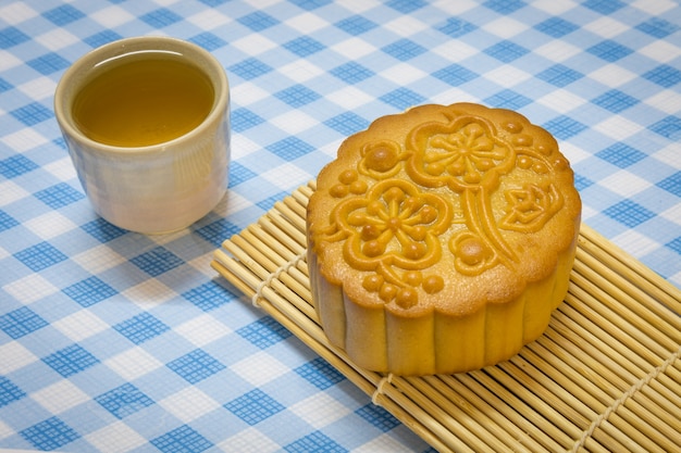 Photo mid-autumn festival moon cake on wooden broad with tea cup