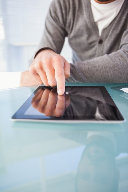 Середина разделе бизнесмен, используя цифровой планшет на столе