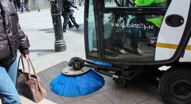 写真 外で歩いている男の真ん中