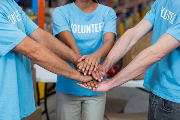 Фото Средняя часть добровольцев, соединяющих руки