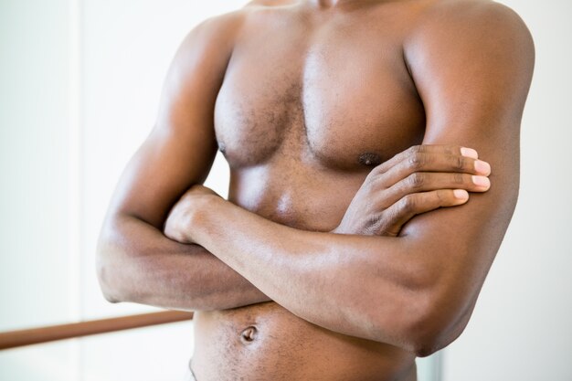 Foto metà sezione di uomo a torso nudo con le braccia incrociate