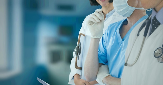 Sezione centrale del team di professionisti medici e operatori sanitari contro l'ospedale in background