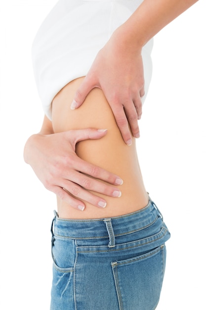허리 통증으로 고통받는 여성의 중간 부분