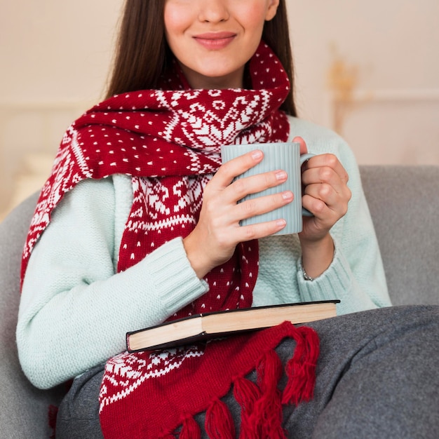 Photo mid shot happy woman with scarf and mug