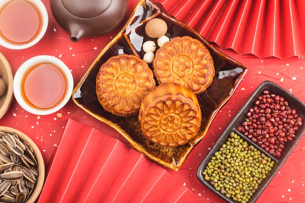 Concetto di midautumn festival mooncakes tradizionali sul tavolo con tazza da tè