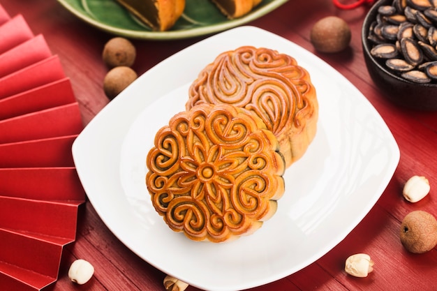 Midautumn festival concept traditionele mooncakes op tafel met theekopje