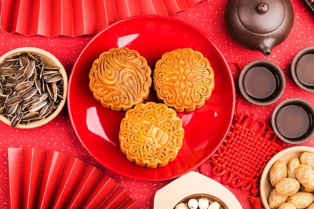 MidAutumn Festival concept Traditionele mooncakes op tafel met theekopje