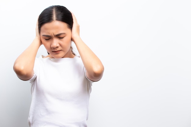 Midde volwassen vrouw die tegen een witte achtergrond staat