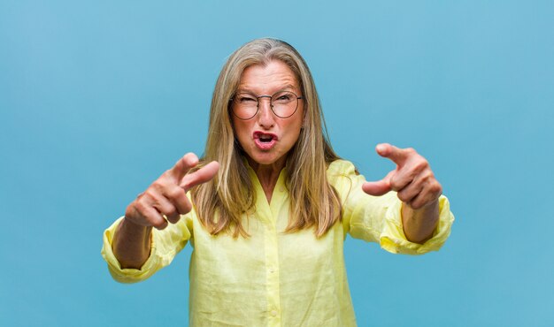 Middelbare leeftijd mooie vrouw met lang haar geïsoleerd