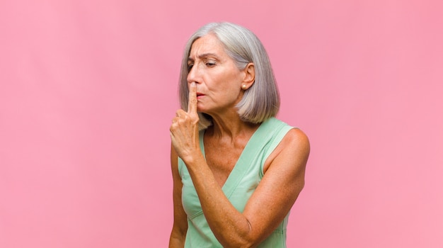 Middelbare leeftijd mooie vrouw met mooi geïsoleerd haar