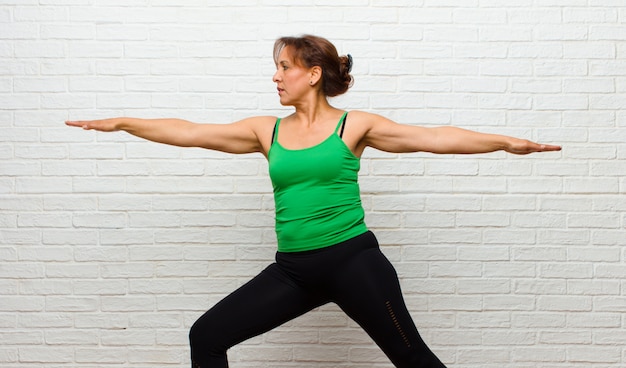 Middelbare leeftijd vrouw beoefenen van yoga