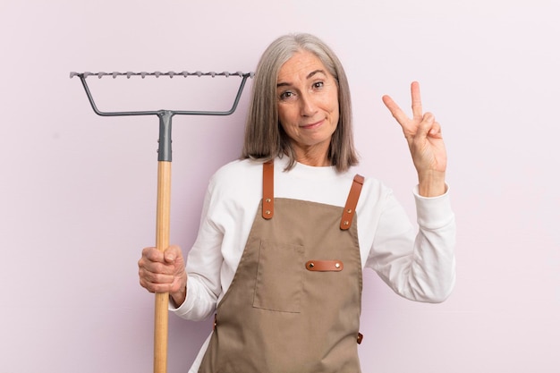 Middelbare leeftijd vrouw boer of tuinman concept