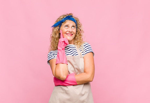 Middelbare leeftijd vrouw gelukkig lachend en dagdromen