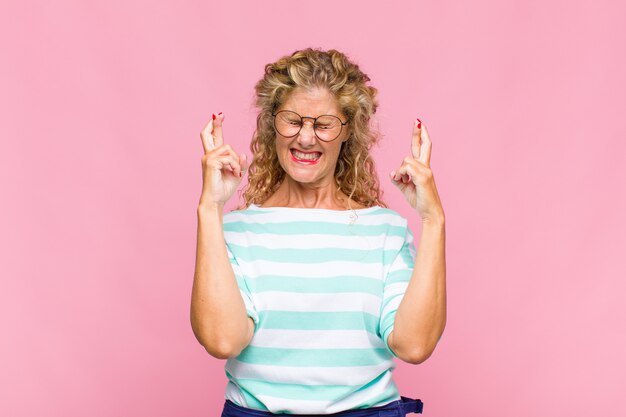 Middelbare leeftijd vrouw glimlachend en angstig