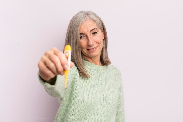 Middelbare leeftijd vrouw koorts concept