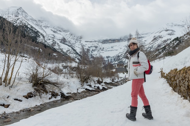 Middelbare leeftijd vrouw wandelen in de sneeuw