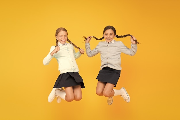 Middelbare school Kinderen schattige studenten Schoolmeisjes beste vrienden uitstekende leerlingen Schoolmeisjes opgeruimd uiterlijk schooluniform Schoolvriendschap Kennisdag Schooldag plezier vrolijke momenten