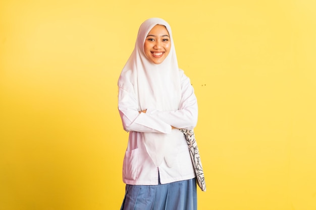 Middelbare school meisje in sluier lachende draagtas op geïsoleerde achtergrond