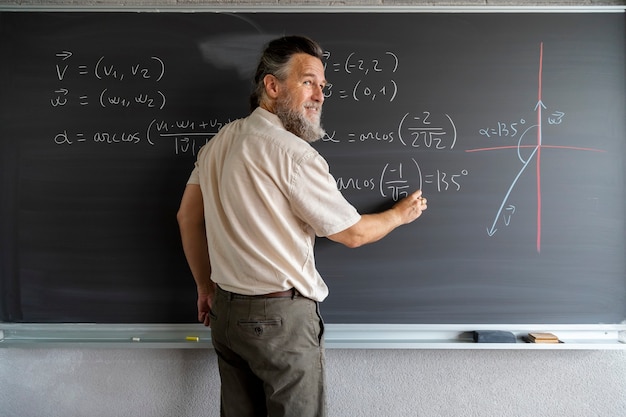 Middelbare schoolleraar schrijft wiskundige formules op het bord met krijt Kopieer de ruimte Onderwijs