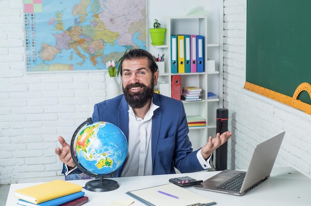 Middelbare schoolprofessor in de klas met aardrijkskunde