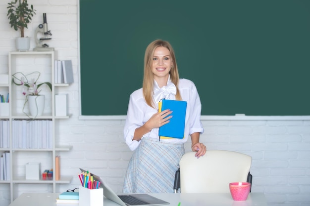 Middelbare schoolstudent die Engels of wiskunde leert in de klas