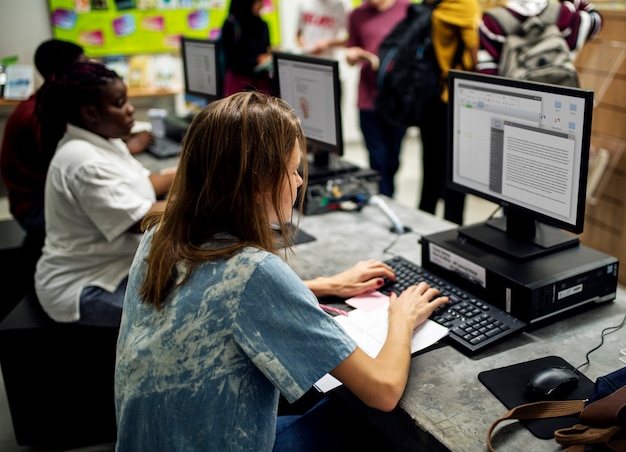 Middelbare schoolstudenten die computer gebruiken