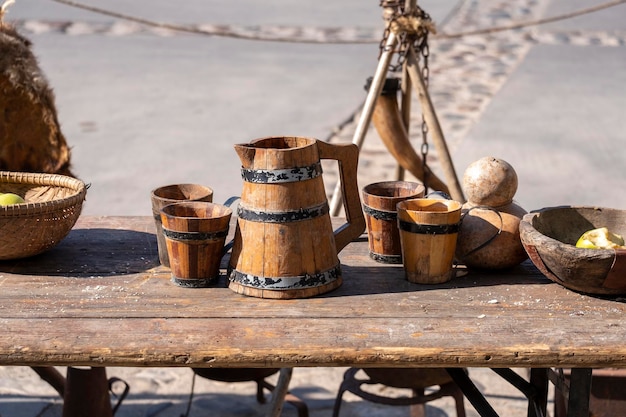 Middeleeuws festival toont historische uitvoering Wapens pantser gebruiksvoorwerpen en voorwerpen uit het middeleeuwse leven