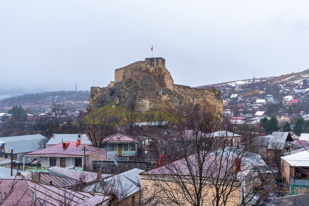 Middeleeuws fort in surami-stad in de regio shida kartli, georgia