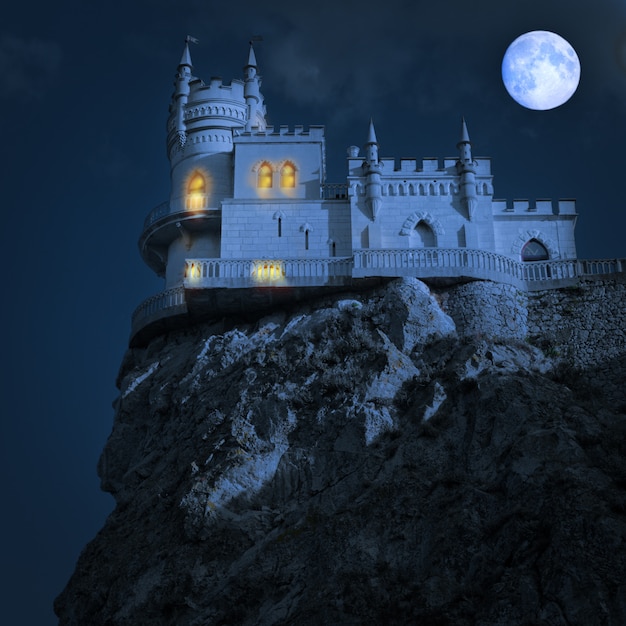 Middeleeuws kasteel in de nacht. Swallow's Nest, The Crimean Peninsula,