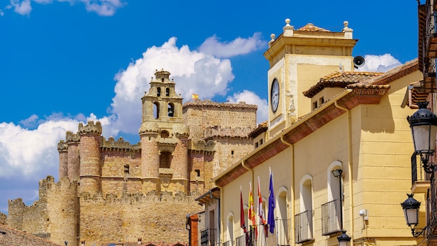 middeleeuws kasteel in Segovia, gemaakt van steen, hoge muren en kantelen. Gelegen op de top van een heuvel naast het dorp. Spanje.