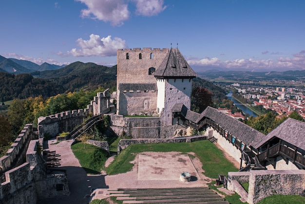 Middeleeuws oud kasteel in de stad Celje, Slovenië. Reizen buiten toeristische achtergrond