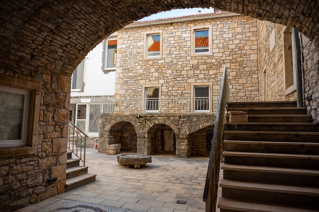 Middeleeuwse binnenplaats in de oude stad Vela Luka op het eiland Korcula, Kroatië