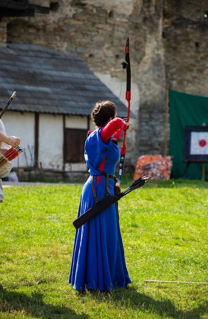 Middeleeuwse boogschutters met bogen op het grondgebied van het kasteel