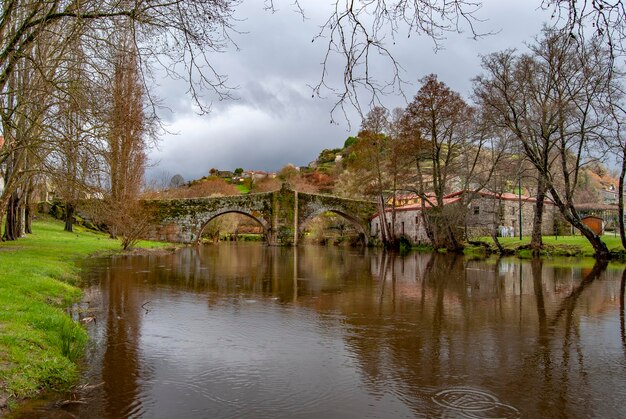 Middeleeuwse brug in Allariz Orense Galicië Spanje