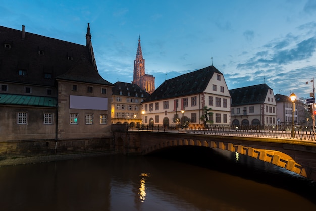 Middeleeuwse brug Ponts Couverts en Kathedraal van Onze Dame van Straatsburg in Straatsburg, Frankrijk