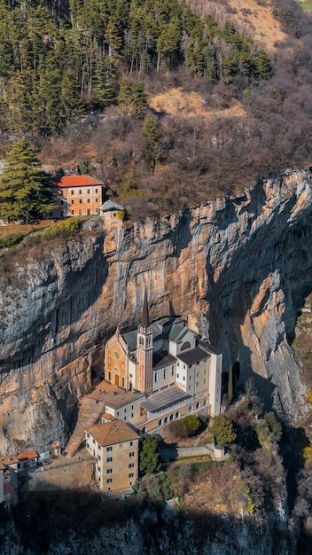 Middeleeuwse kerk Santuario Basilica Madonna della Corona op de kliffen Verona Italië