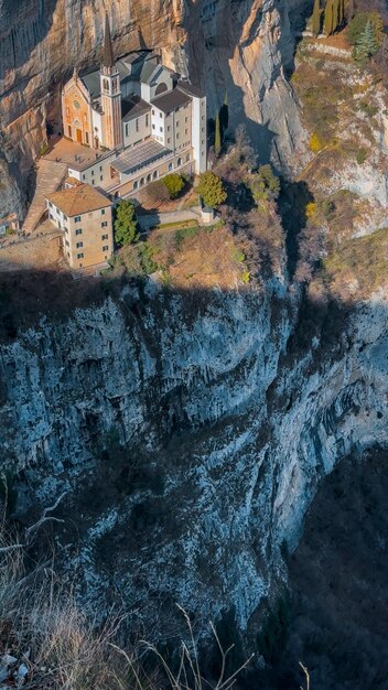 Middeleeuwse kerk Santuario Basilica Madonna della Corona op de kliffen Verona Italië