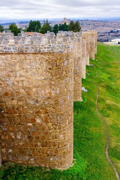 Middeleeuwse muur die de werelderfgoedstad Avila, Spanje omringt.