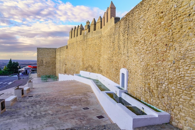 Middeleeuwse muur en bron van zoet water in het pittoreske stadje Medina Sidonia Cadiz