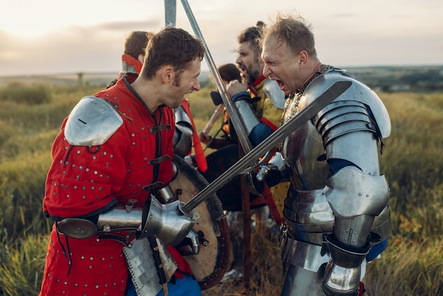 Middeleeuwse ridders vechten met zwaard en bijl