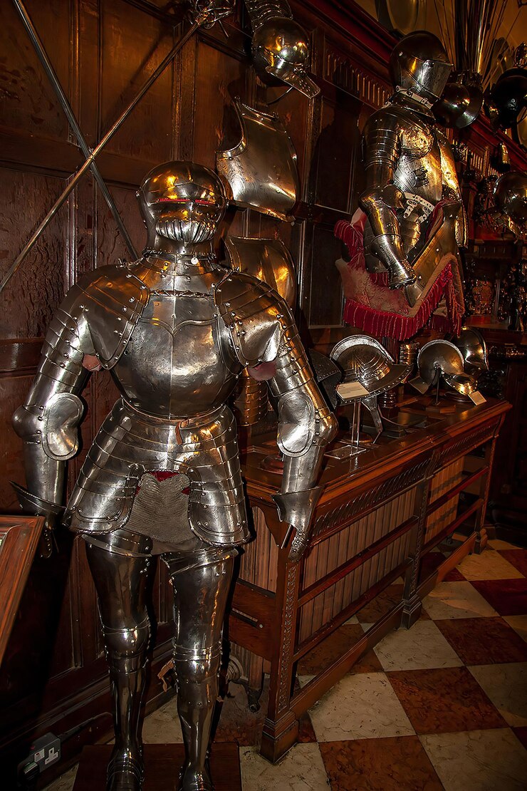 Foto middeleeuwse ridderspak van wapenrusting bescherming in kasteel in groot-brittannië met complete onderdelen oude staal metaal wapenrust gebruikt door ridders kruisvaarders in de oorlog