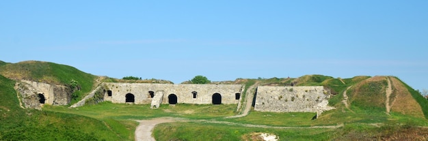 Middeleeuwse ruïnes van de oever van het fort