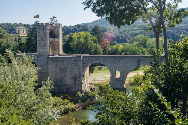 Middeleeuwse stenen brug Besalu Girona Spanje