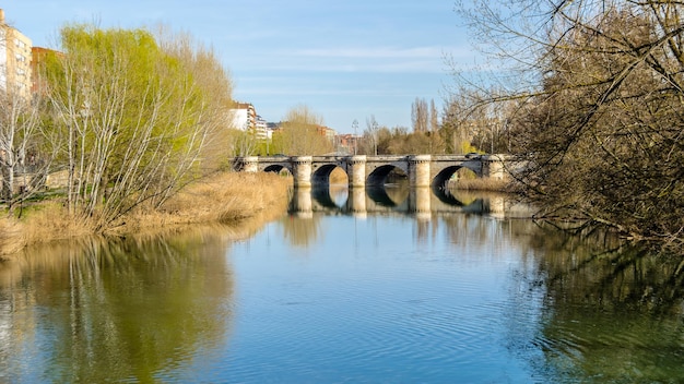 Foto middeleeuwse stenen brug over de carrion-rivier in palencia castilië en leon, spanje