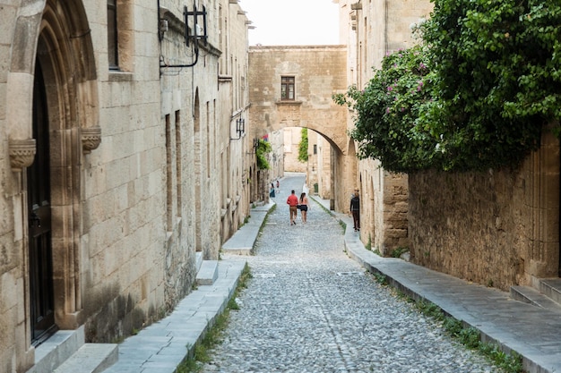 Middeleeuwse straat van de KnightsIppoton in de oude stad van Rhodos, Griekenland