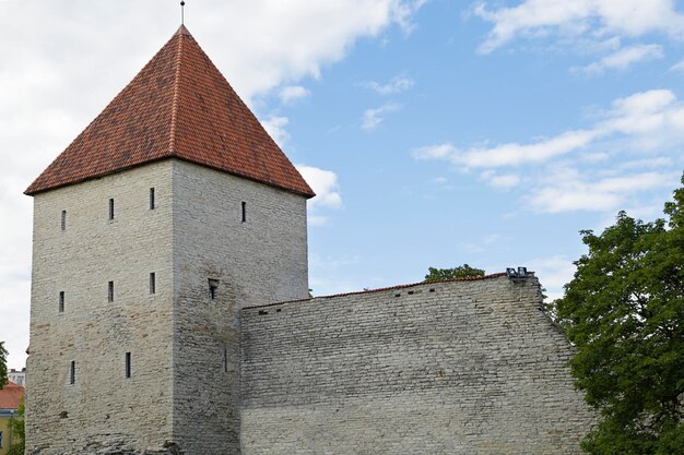 Middeleeuwse toren en vestingmuur in Tallinn Estland