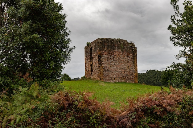 Middeleeuwse toren van Prendes - Toren in ruïne - Asturië.