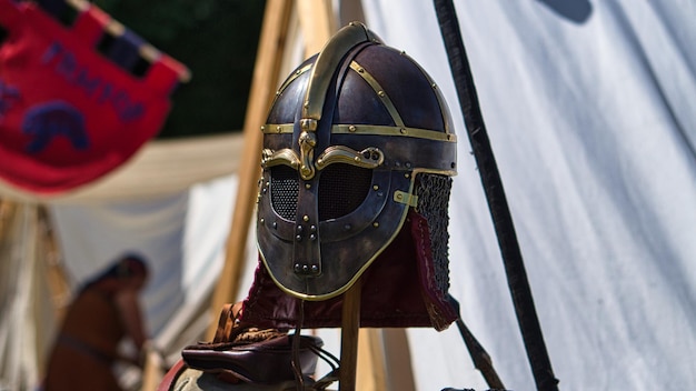 Middeleeuwse uitrusting helm metalen handschoen harnas Middeleeuws spektakel in vervlogen tijden