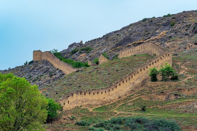 Middeleeuwse vestingmuur op een berghelling Shamil Gunib-vesting in Dagestan
