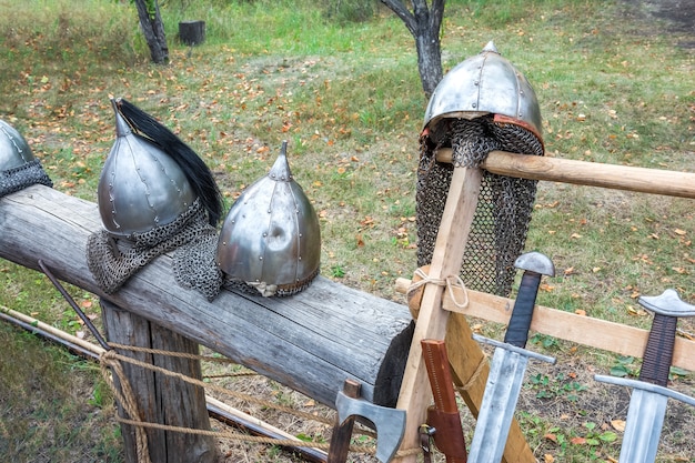 Middeleeuwse wapens en beschermende helmen met maliënkolder Een traditioneel historisch festival